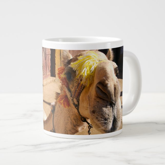 Tasse Géante Un chameau amical attend son prochain cavalier, Le (Devant droit)
