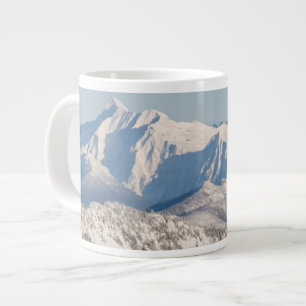 Tasse Géante Une vue pittoresque des montagnes et des arbres de