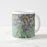 Tasse Géante Vincent van Gogh - Irises<br><div class="desc">Irises (1889) de Van Gogh est un post impressionnisme vintage de peinture de nature fleurie d'art. Un groupe d'iris à barbe violet et une seule fleur d'iris blanc poussent dans un jardin. C'était l'une de ses premières peintures alors qu'il était à l'asile à Saint-Rémy-de-Provence. En 1987, il est devenu le...</div>