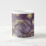 Tasse Géante Vincent van Gogh - La Nuit étoilée<br><div class="desc">La Nuit étoilée (1889) de Vincent van Gogh est une peinture de paysage de la nature de style post-impressionniste ancien. Une vue d'une ville dans une vallée la nuit avec des nuages tourbillonnants, des étoiles brillantes et une belle lune croissante jaune doré. Elle a été peinte pendant la journée de...</div>