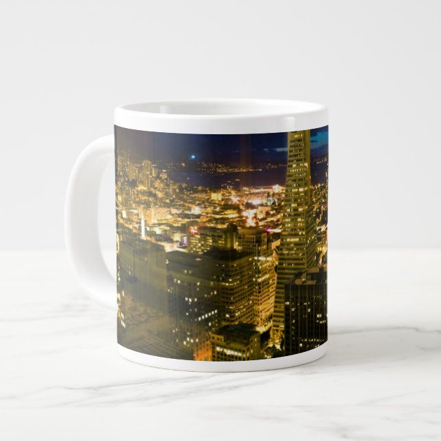 Tasse Géante Vue de nuit de San Francisco. (Devant gauche)