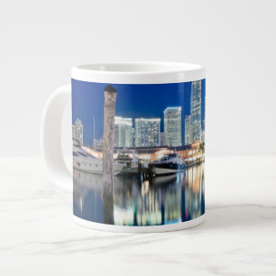 Tasse Géante Vue d'horizon avec la réflexion dans l'eau, Miami