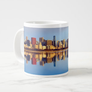 Tasse Géante Vue d'horizon de Chicago avec la réflexion