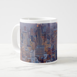 Tasse Géante Vue large de Manhattan au coucher du soleil