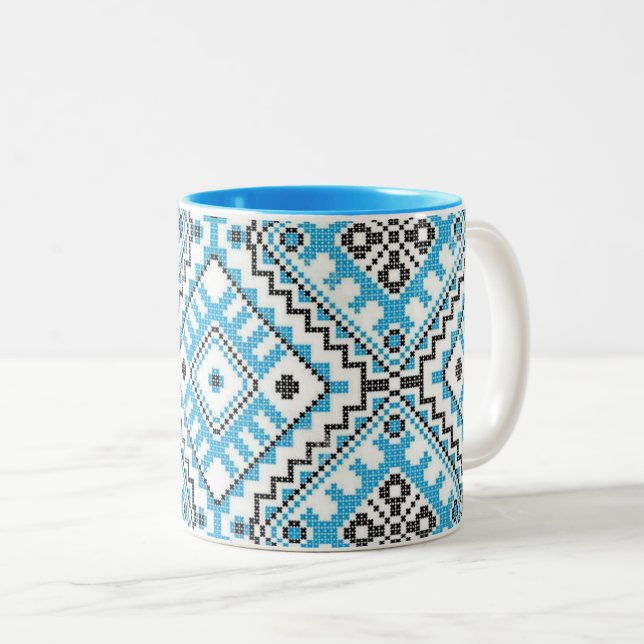 Tasse géométrique bleue de broderie de Vyshyvanka (Devant droit)