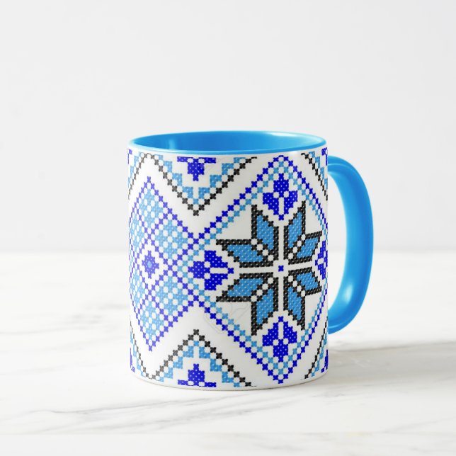 Tasse géométrique bleue de broderie de Vyshyvanka (Devant droit)