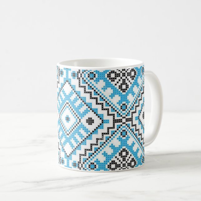 Tasse géométrique bleue de broderie de Vyshyvanka (Devant droit)