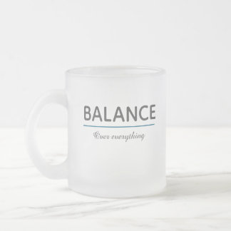 Tasse Givré Balance Over Everything – Minimal White Typography