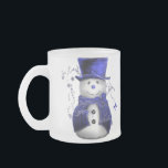 Tasse Givré Blue Christmas Snowman<br><div class="desc">Un bonhomme de neige mignon et lunatique,  vêtu d'un chapeau et d'un gilet en velours bleu,  entouré d'étoiles bleues pour Noël.</div>