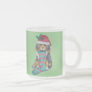 Tasse Givré chiot noir et brun mignon vêtu pour noël
