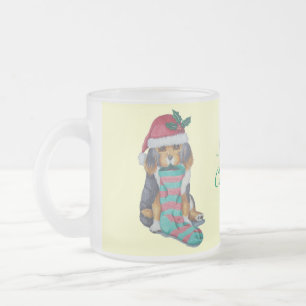 Tasse Givré chiot noir et brun mignon vêtu pour noël