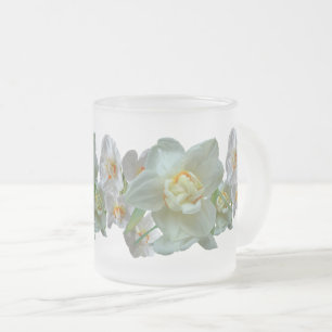Tasse Givré Daffodiques de la Couronne de naissance près de la