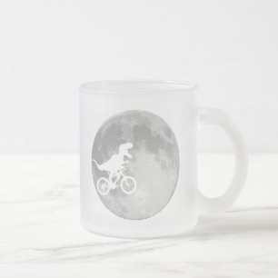 Tasse Givré Dinosaure sur un vélo dans le ciel avec la lune