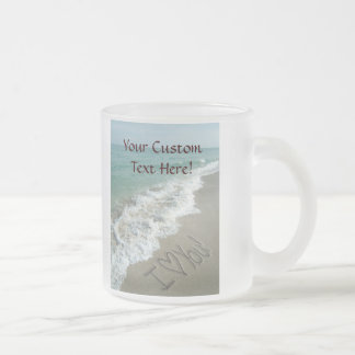 Tasse Givré Écriture de sable sur la plage, je t'aime