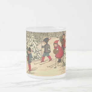 Tasse Givré Enfants vintage skiant à travers une forêt enneigé