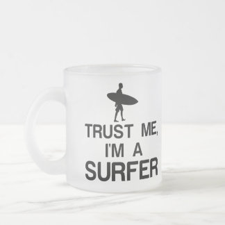 Tasse Givré Faites-moi confiance, JE SUIS SURFER