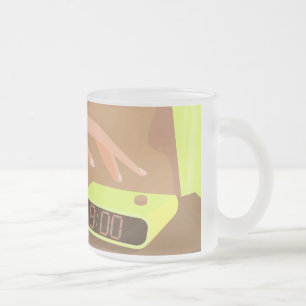 Tasse Givré Filles main poussant sur le bouton snooze du révei