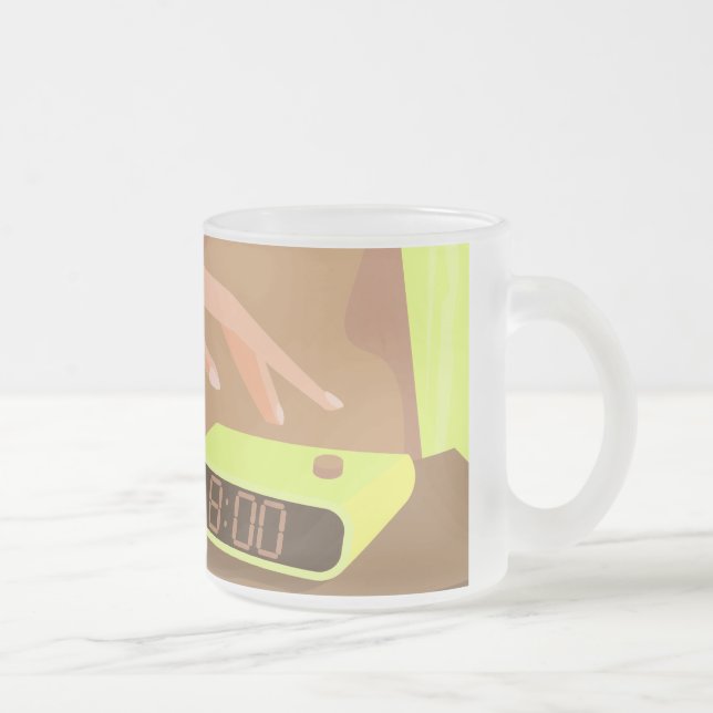 Tasse Givré Filles main poussant sur le bouton snooze du révei (Droit)