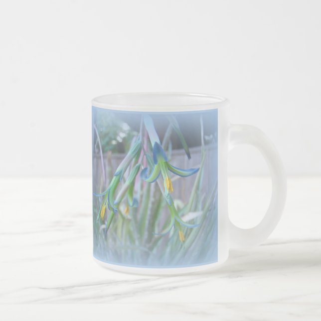 Tasse Givré Fleurs de bromeliade sur bleu (Droit)