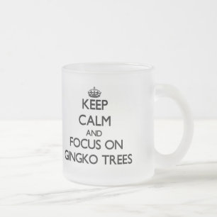 Tasse Givré Gardez le calme et le foyer sur des arbres de