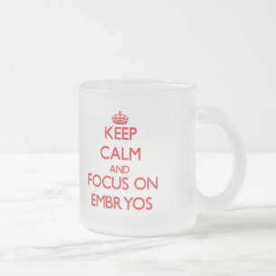 Tasse Givré Gardez le calme et le foyer sur des EMBRYONS
