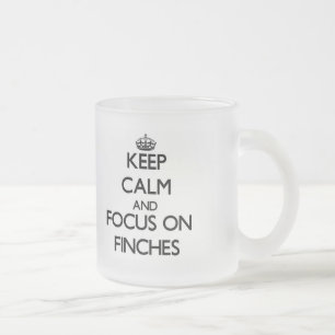 Tasse Givré Gardez le calme et le foyer sur des pinsons