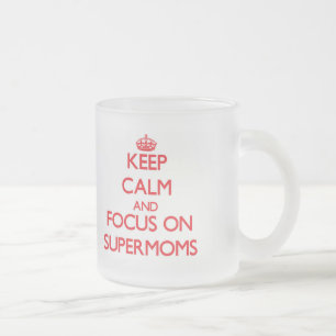 Tasse Givré Gardez le calme et le foyer sur des Supermoms