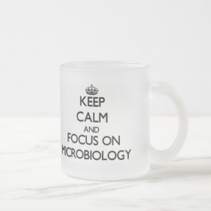 Tasse Givré Gardez le calme et le foyer sur la microbiologie