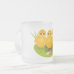 Tasse Givré Joyeuses Pâques poussins jaunes sur l'herbe verte