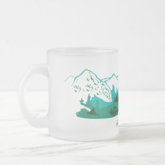 Tasse Givré La route dans les montagnes.