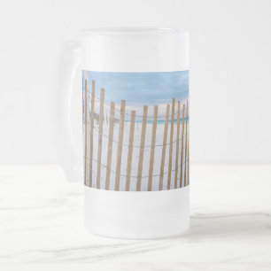 Tasse givré Lever de soleil sur la clôture de plag
