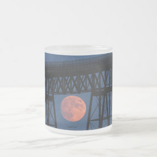 Tasse Givré Lune se lève sous le pont de Walkway