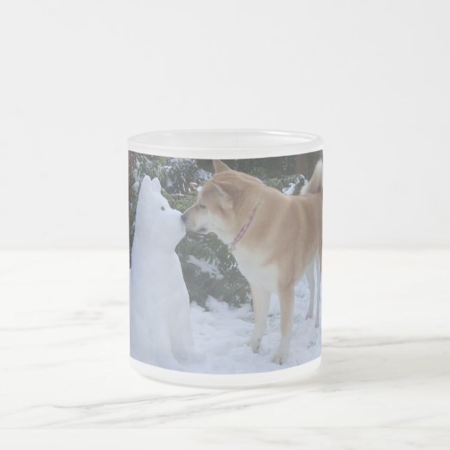 Tasse Givré mignon akita baiser bonhomme de neige akita photo (Centre)