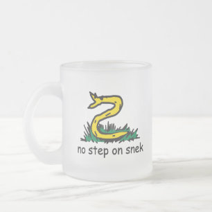 Tasse Givré Pas de pas sur les mèmes de snek parodie de Gadsde