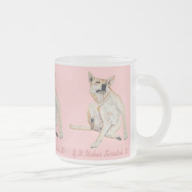 Tasse Givré photo amusante de démangeaisons de chien grattant  (Droit)