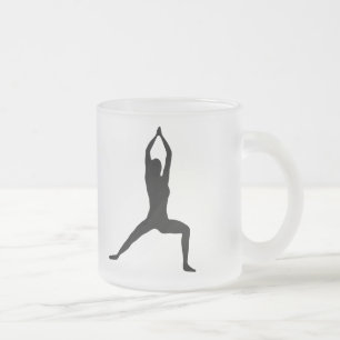 Tasse Givré Silhouette de pose de yoga de guerrier noire et