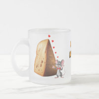 Souris de dessin drôle en amour avec du fromage su