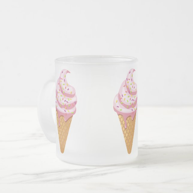 Tasse Givré sundae fraise en cône gaufre avec garniture (Devant gauche)