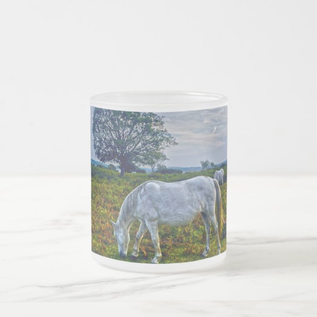 Tasse Givré White New Forest Ponies broutant la Terre Angleter (Centre)