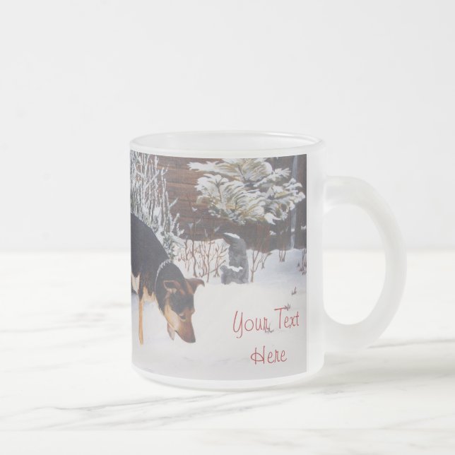 Tasse Givré Winter snow scene with cute black and tan dog (Droit)