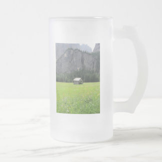 Tasse givrée avec la vue du massif et du hangar de
