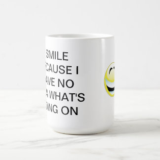 Tasse heureuse de citation drôle