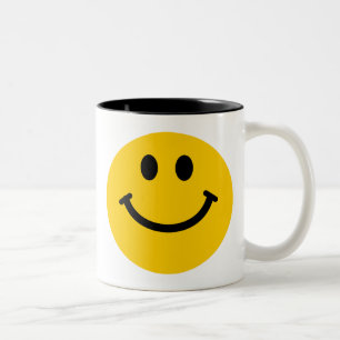 Tasse heureuse jaune de visage