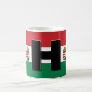 Tasse hongroise de drapeau et de crête