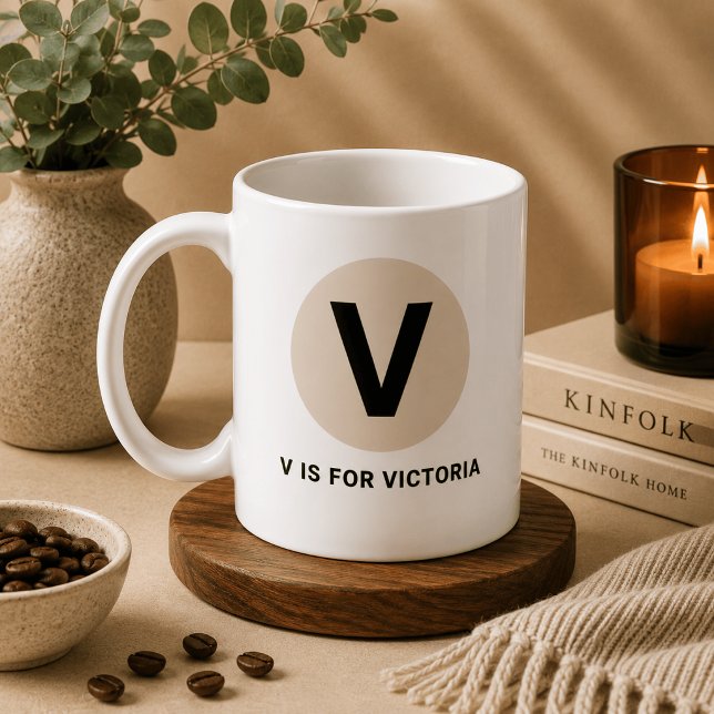 Tasse initiale moderne – Design “V est pour [Nom]” (Créateur téléchargé)