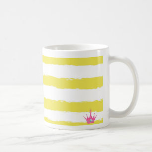 Tasse jaune rayée ludique avec une couronne rose