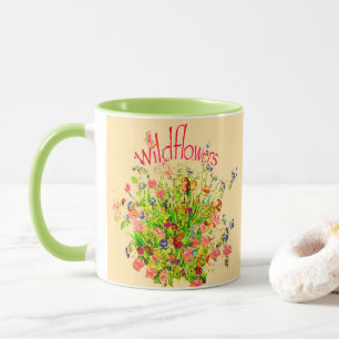 Tasse jolie avec assortiment de fleurs sauvages