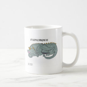 Tasse laissée de mensonge de dragons de sommeil