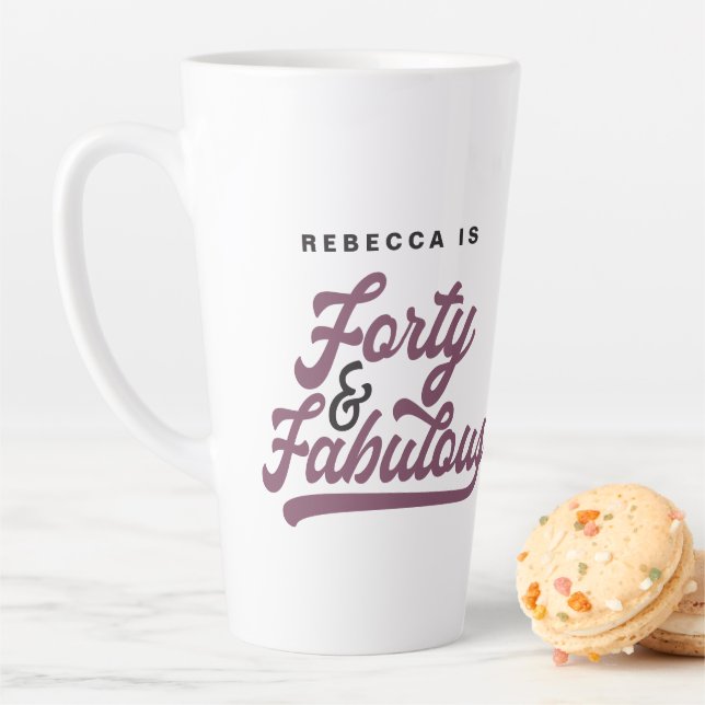 Tasse Latte 40 & fabuleux anniversaire rétro script vintage (En situation)