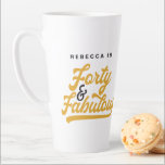 Tasse Latte 40 & fabuleux anniversaire rétro script vintage<br><div class="desc">Célébrez votre anniversaire spécial dans le style avec ce script vintage rétro 40 et fabuleux tasse d'anniversaire.Changez les couleurs de l'arrière - plan et du texte pour customiser. Partie d'une collection.</div>